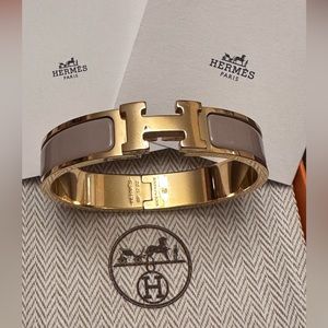 Hermés
Clic H bracelet Pm size very very good condition 

Color: Marron Glacé